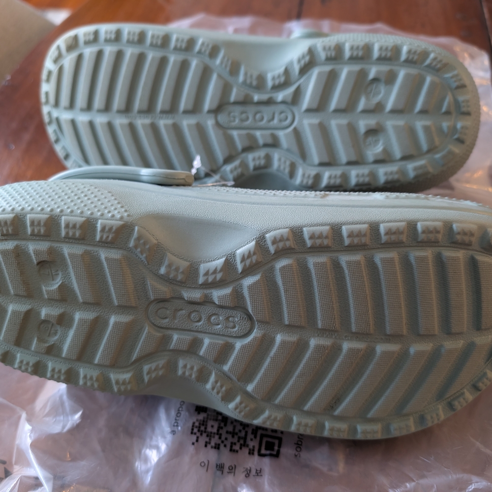 CROCS Dual Comfort Clogs in Soft Green, Size M7/W9 - Picture 2 of 2